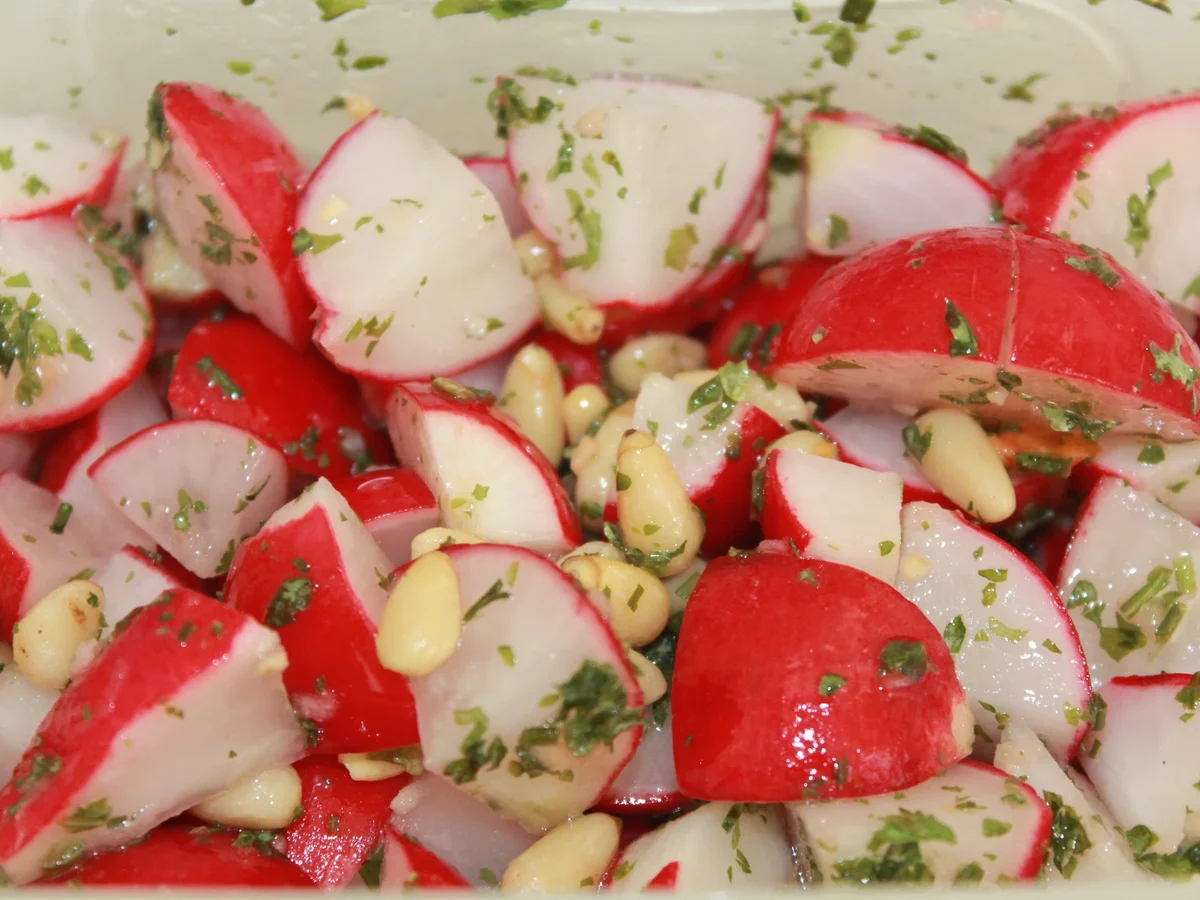 Radieschen-Kräuter-Salat mit Pinienkernen (vegan) - Rezept - Bild Nr. 2167