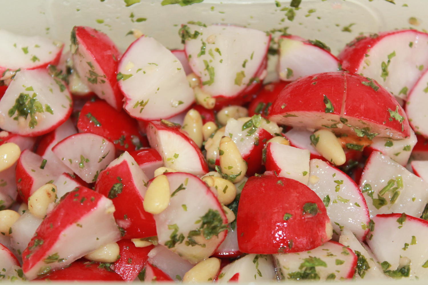 Radieschen-Kräuter-Salat mit Pinienkernen (vegan) - Rezept - kochbar.de