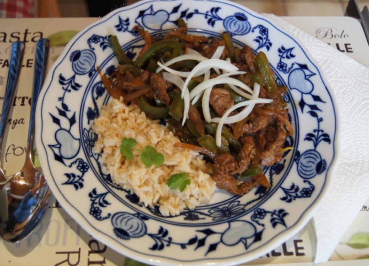 Rinderfilet-Wok mit grüner Paprika und Naturreis - Rezept - kochbar.de