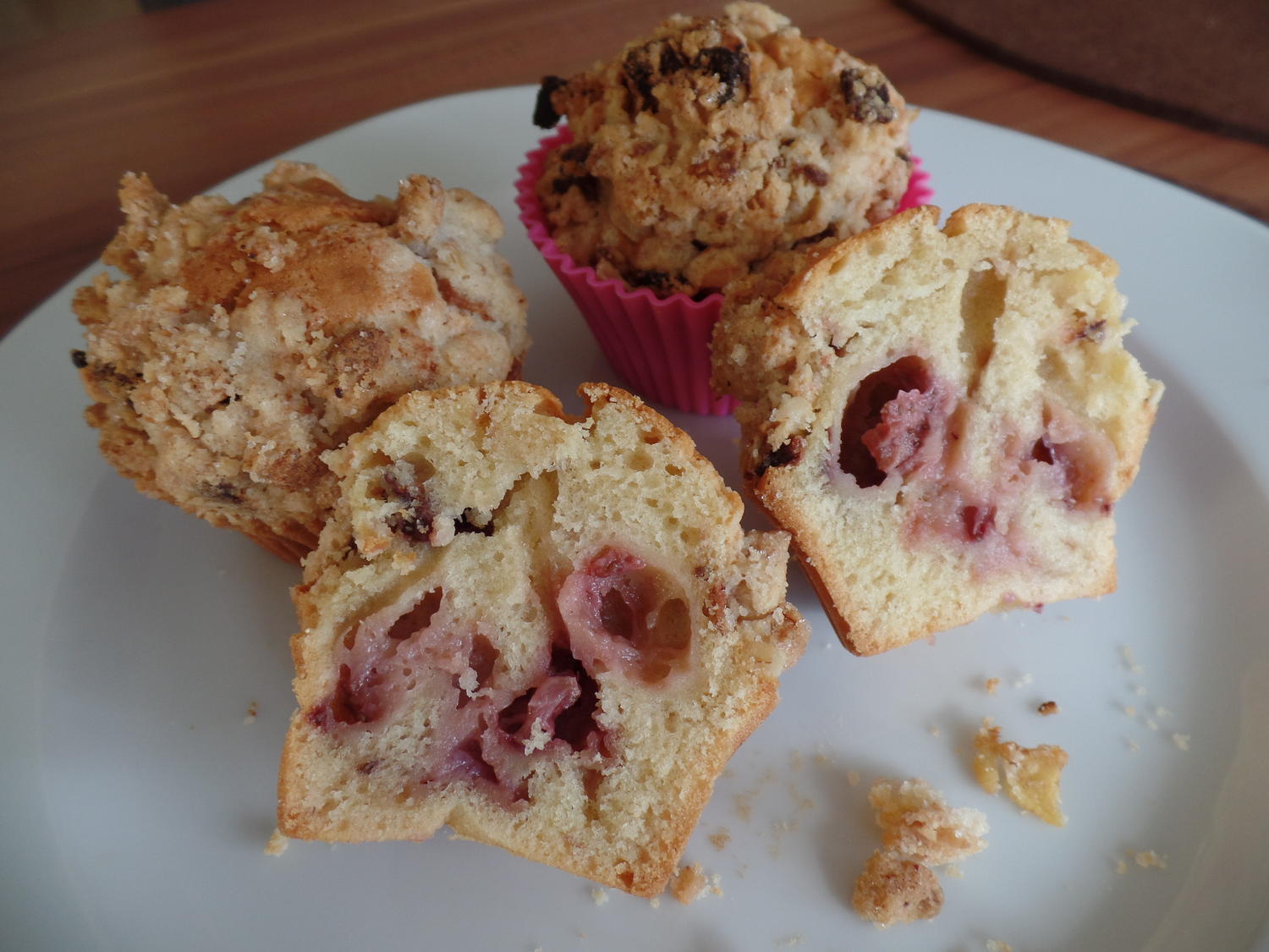 Erdbeermuffins mit Müslistreuseln - Rezept - kochbar.de