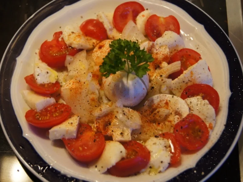 Rezept: Tomaten – Mozarella – Zwiebel - Champignonteller Bild Nr. 3 Tomaten – Mozarella – Zwiebel - Champignonteller - Rezept - Bild Nr. 3