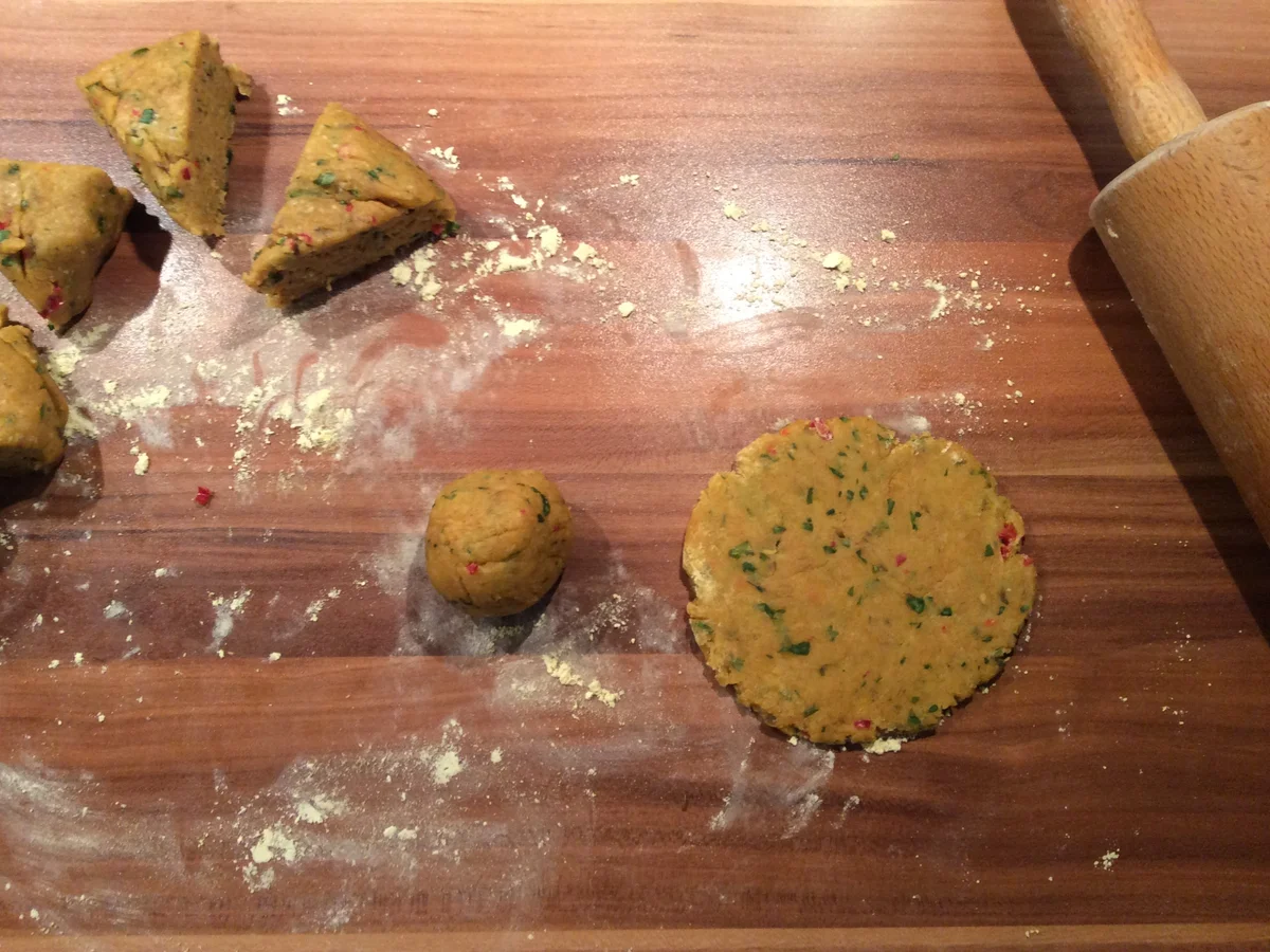 Kichererbsenfladenbrot mit Chili - Besan ki roti - Rezept - Bild Nr. 2205