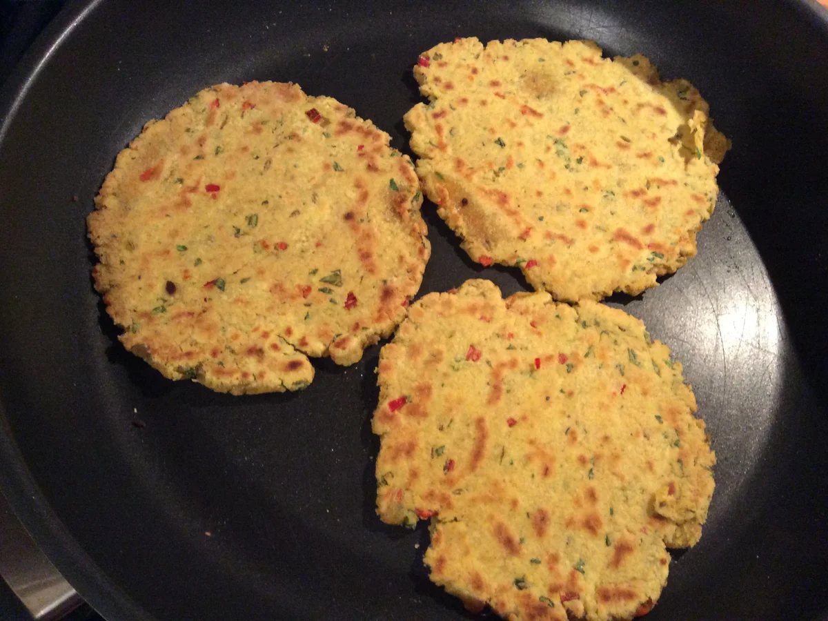 Kichererbsenfladenbrot mit Chili - Besan ki roti - Rezept - Bild Nr. 2206