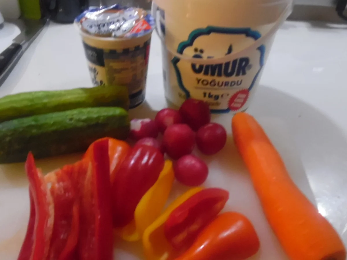 Rezept: Rösti-Roulade mit Rohkost-Joghurt-Salat Bild Nr. 2205 Rösti-Roulade mit Rohkost-Joghurt-Salat - Rezept - Bild Nr. 2205