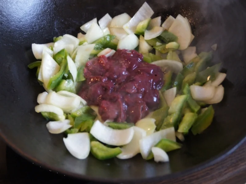 Hähnchenleber mit Paprika, Zwiebel und gelben Basmatireis mit Erbsen - Rezept - Bild Nr. 2207