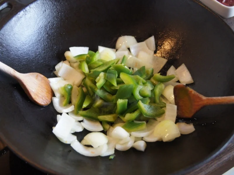 Hähnchenleber mit Paprika, Zwiebel und gelben Basmatireis mit Erbsen - Rezept - Bild Nr. 2209