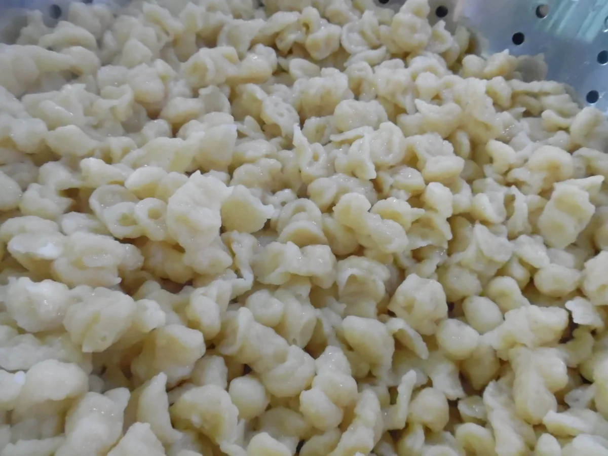 Gorgonzola-"Knöpfli" mit karamellisierten Birnenspalten und Speck-Croutons - Rezept - Bild Nr. 2201