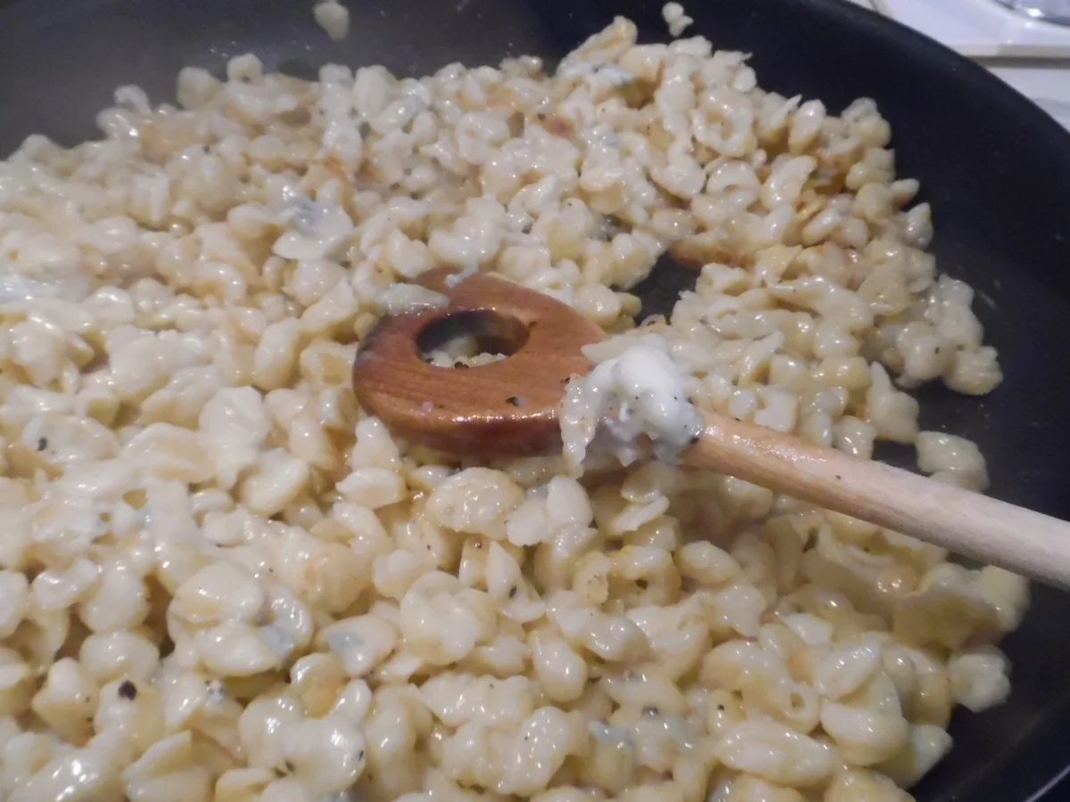 Gorgonzola-"Knöpfli" mit karamellisierten Birnenspalten und Speck-Croutons - Rezept - Bild Nr. 2202