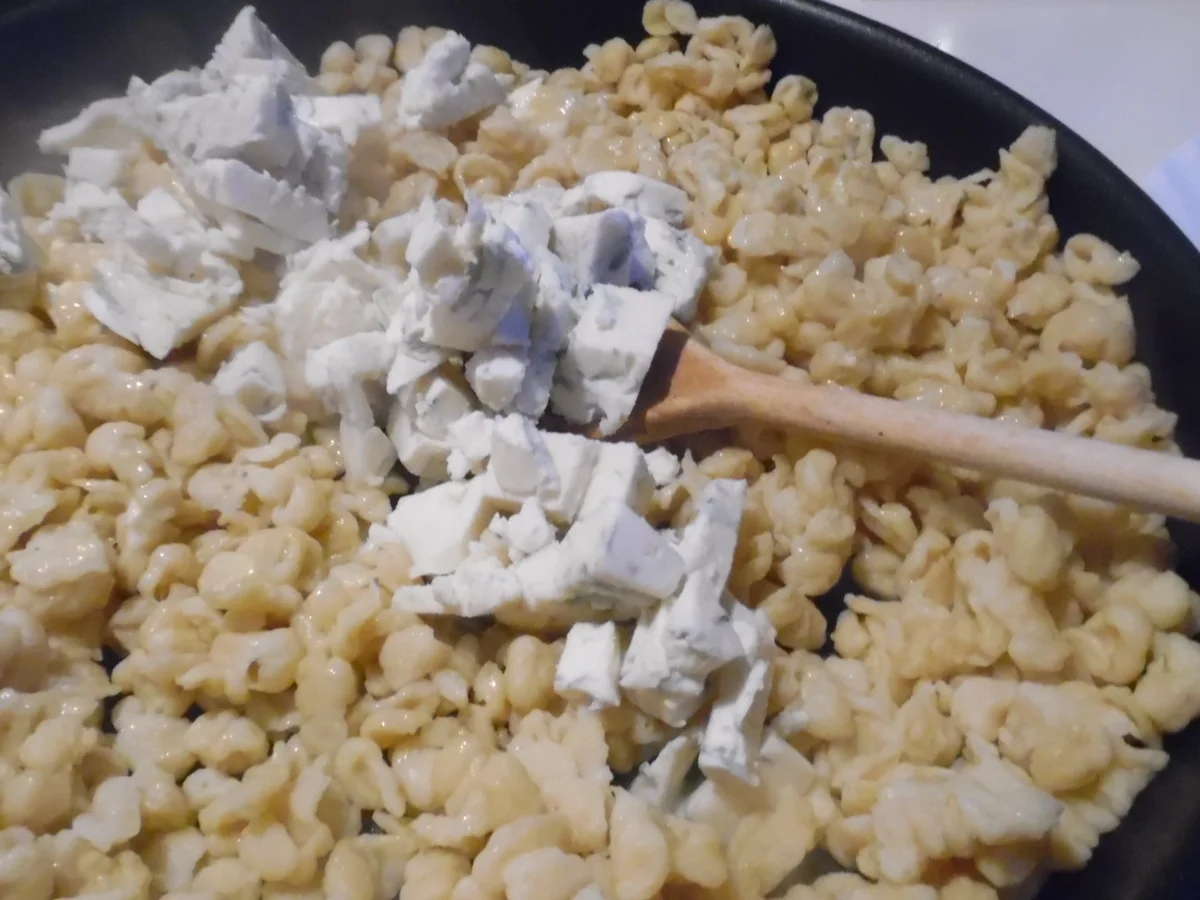 Gorgonzola-"Knöpfli" mit karamellisierten Birnenspalten und Speck-Croutons - Rezept - Bild Nr. 2203