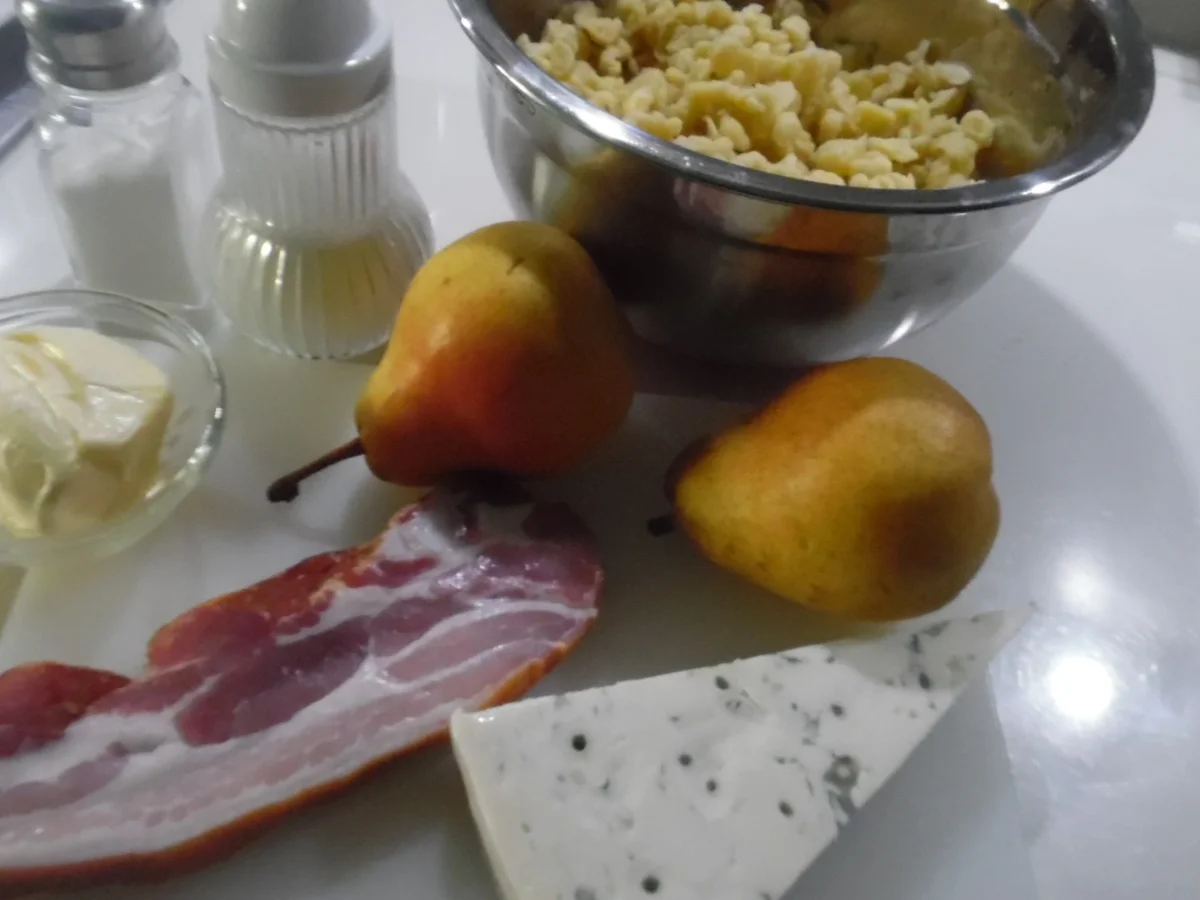 Gorgonzola-"Knöpfli" mit karamellisierten Birnenspalten und Speck-Croutons - Rezept - Bild Nr. 2204