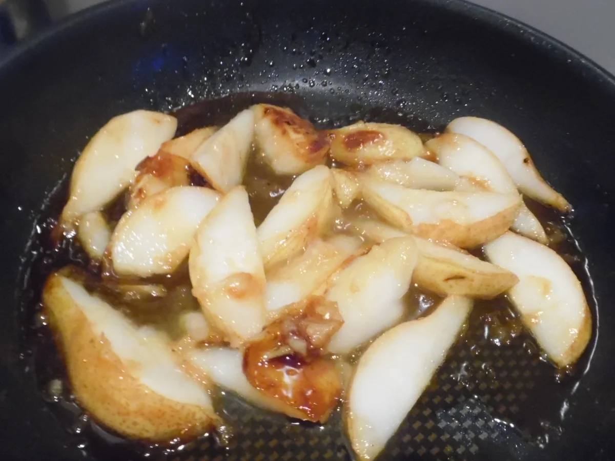 Gorgonzola-"Knöpfli" mit karamellisierten Birnenspalten und Speck-Croutons - Rezept - Bild Nr. 2206