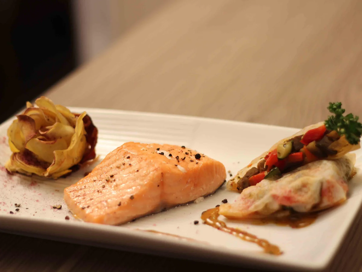 Lachs im Heubett mit Kartoffelrose und Honig-Senf-Dill-Sauce - Rezept - Bild Nr. 2201