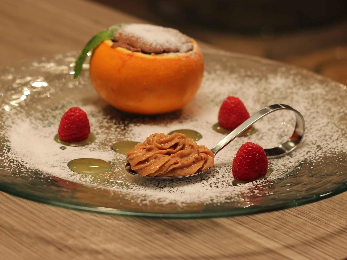Schokokuchen in Orangenschale mit Amarettini-Frischkäsecreme und Orangensauce - Rezept - Bild Nr. 2