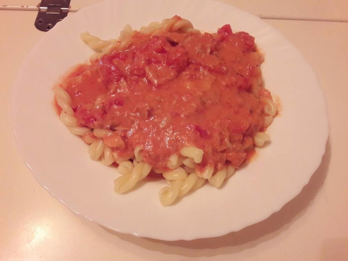 Nudeln mit Tomaten - Thunfisch - Käsesoße - Rezept - kochbar.de