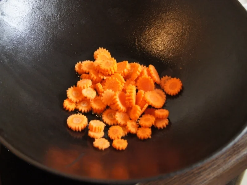 Kabeljaufilet auf Gemüsebett im Wok mit Erbsenpüree - Rezept - Bild Nr. 2228