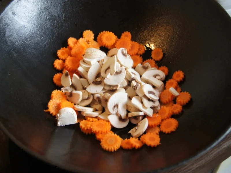 Kabeljaufilet auf Gemüsebett im Wok mit Erbsenpüree - Rezept - Bild Nr. 2230