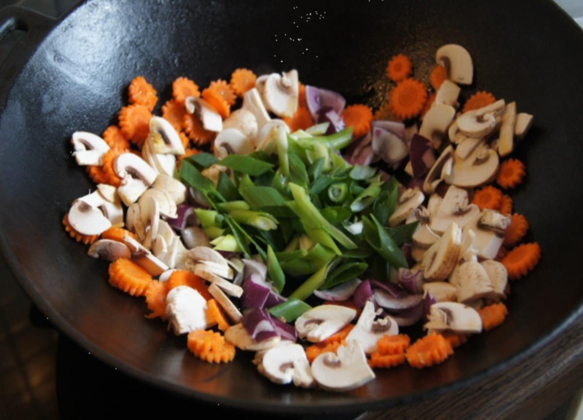 Kabeljaufilet auf Gemüsebett im Wok mit Erbsenpüree - Rezept - Bild Nr. 2232