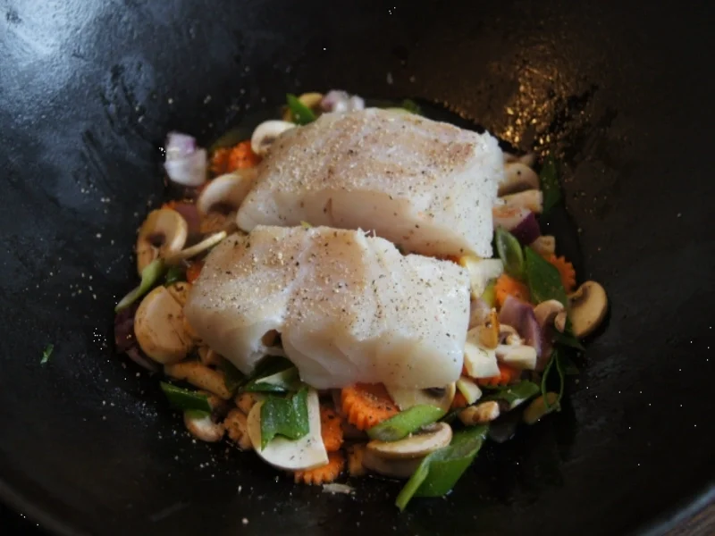 Kabeljaufilet auf Gemüsebett im Wok mit Erbsenpüree - Rezept - Bild Nr. 2234