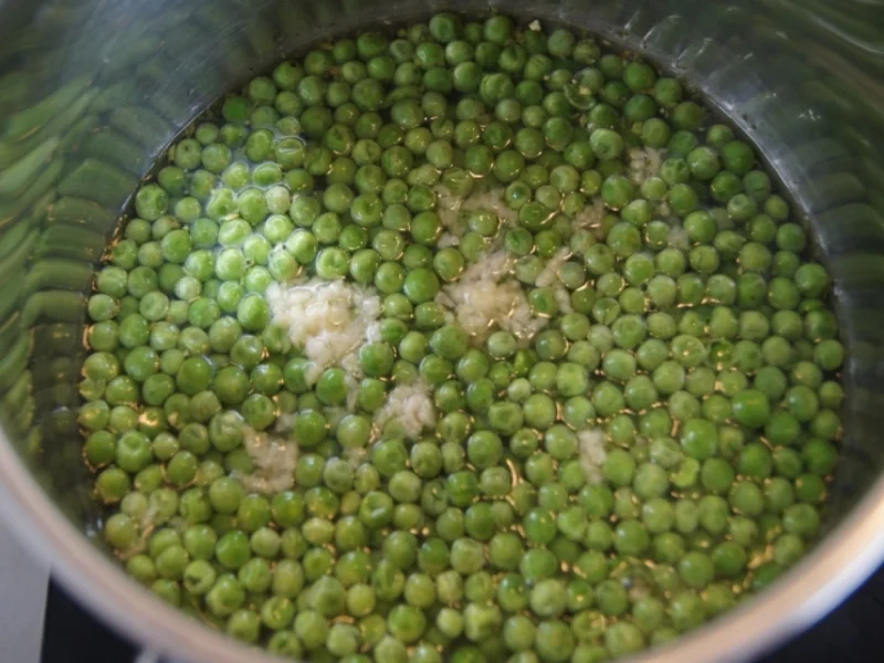 Kabeljaufilet auf Gemüsebett im Wok mit Erbsenpüree - Rezept - Bild Nr. 2236