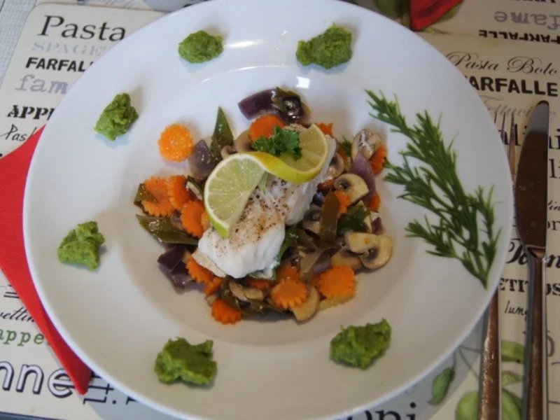 Kabeljaufilet auf Gemüsebett im Wok mit Erbsenpüree - Rezept - Bild Nr. 2239