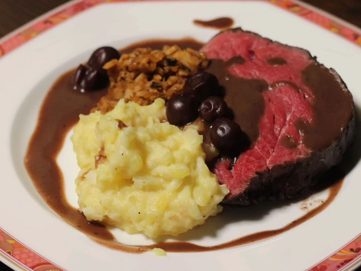 Rinderfilet auf Sellerie-Kartoffel-Stampf mit Rotwein-Schokoladen-Soße - Rezept - Bild Nr. 2215