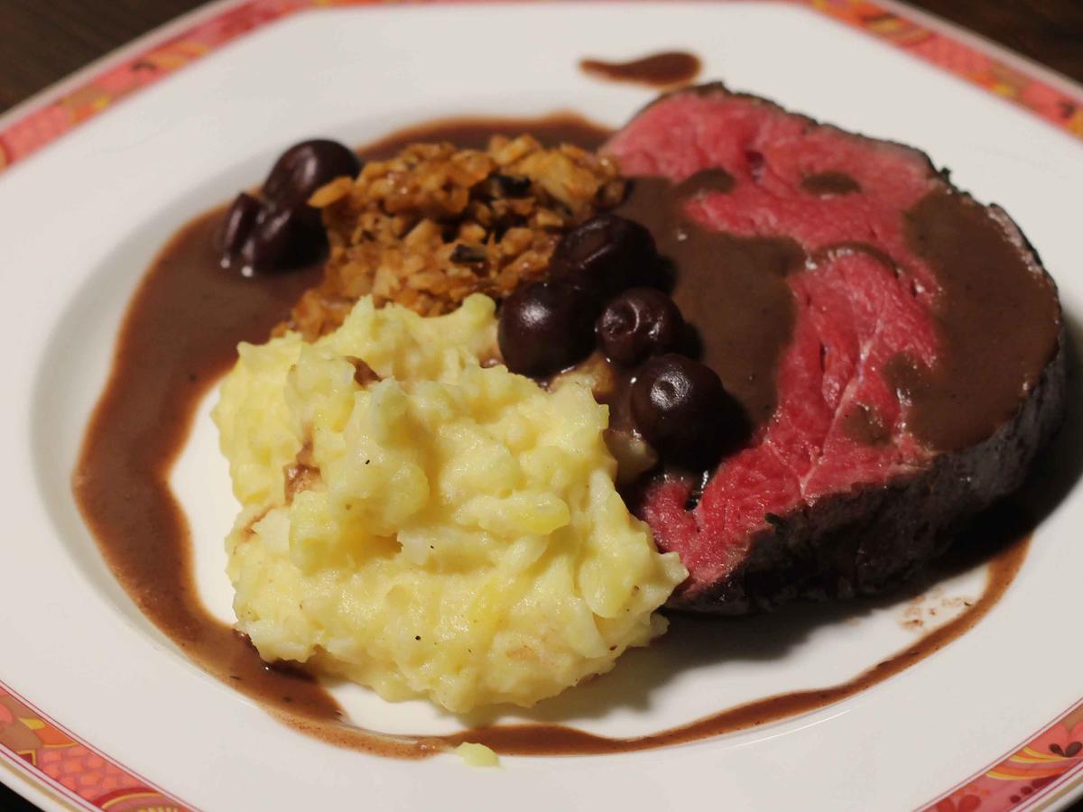 Rinderfilet auf Sellerie-Kartoffel-Stampf mit Rotwein-Schokoladen-Soße ...