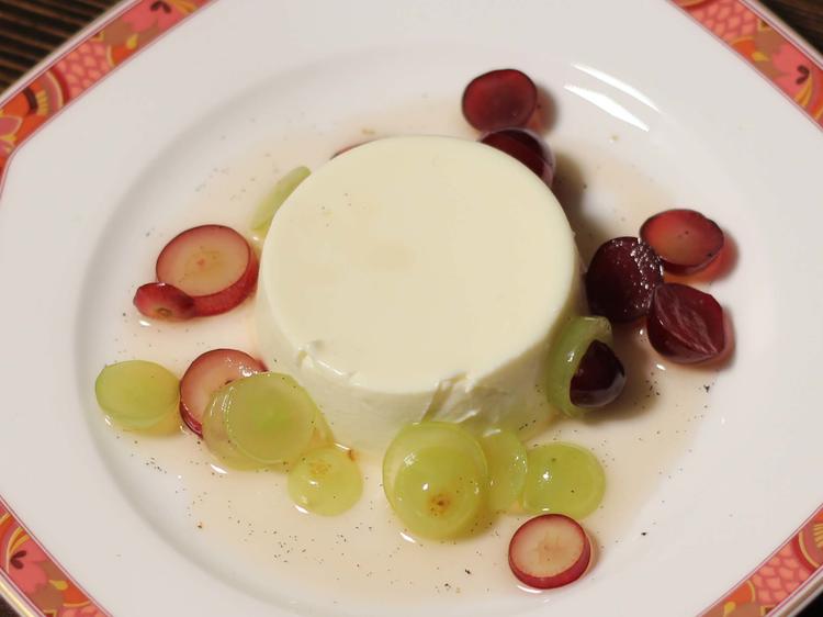 Weiße Schokoladen-Panna-Cotta mit Traubensalat - Rezept - kochbar.de