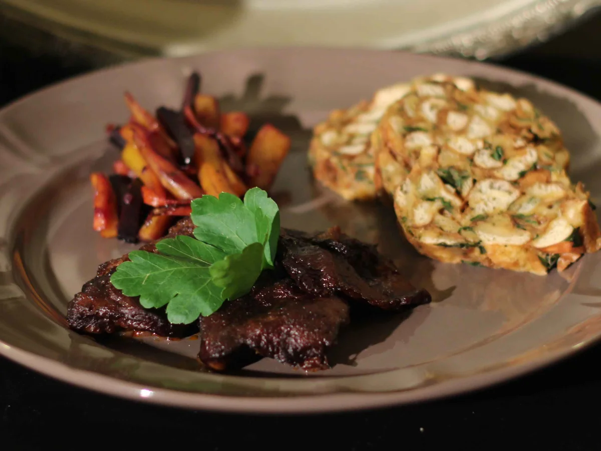 Kalbsbäckchen in Madeira-Soße mit Brezeln-Knödeln und gebratenen Urkarotten - Rezept - Bild Nr. 2215