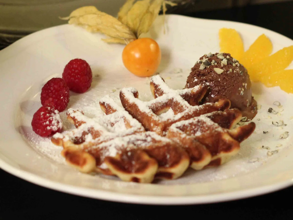 Frische Waffeln und dunkles Schokoladeneis mit Orangenfilets - Rezept - Bild Nr. 2215