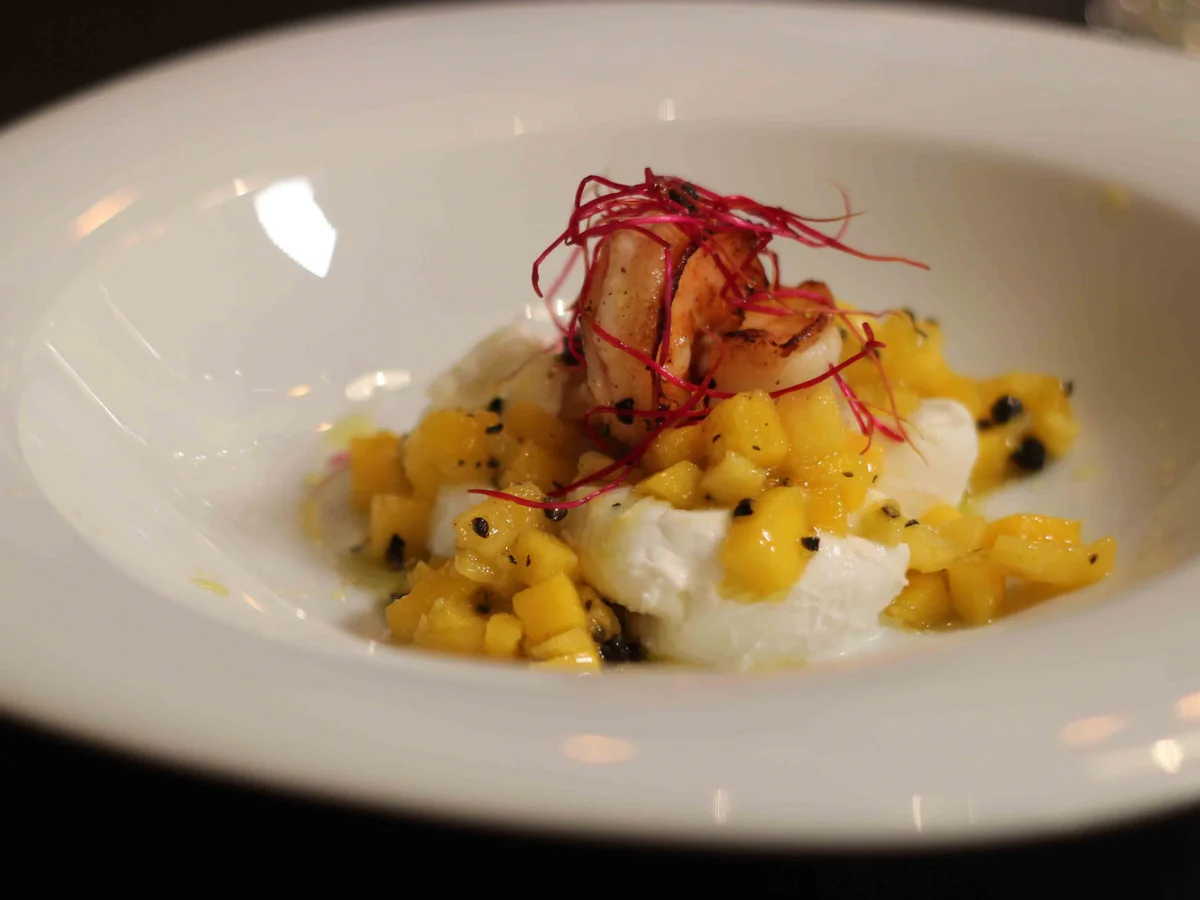 Rezept: Büffelmozzarella mit Mango, fermentiertem Pfeffer und Riesengarnele Bild Nr. 2 Büffelmozzarella mit Mango, fermentiertem Pfeffer und Riesengarnele - Rezept - Bild Nr. 2