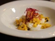 Büffelmozzarella mit Mango, fermentiertem Pfeffer und Riesengarnele - Rezept - Bild Nr. 2