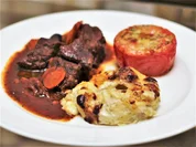 Boef du Bourguignon mit Kartoffelgratin und Tomaten à la Provencale - Rezept - Bild Nr. 2216