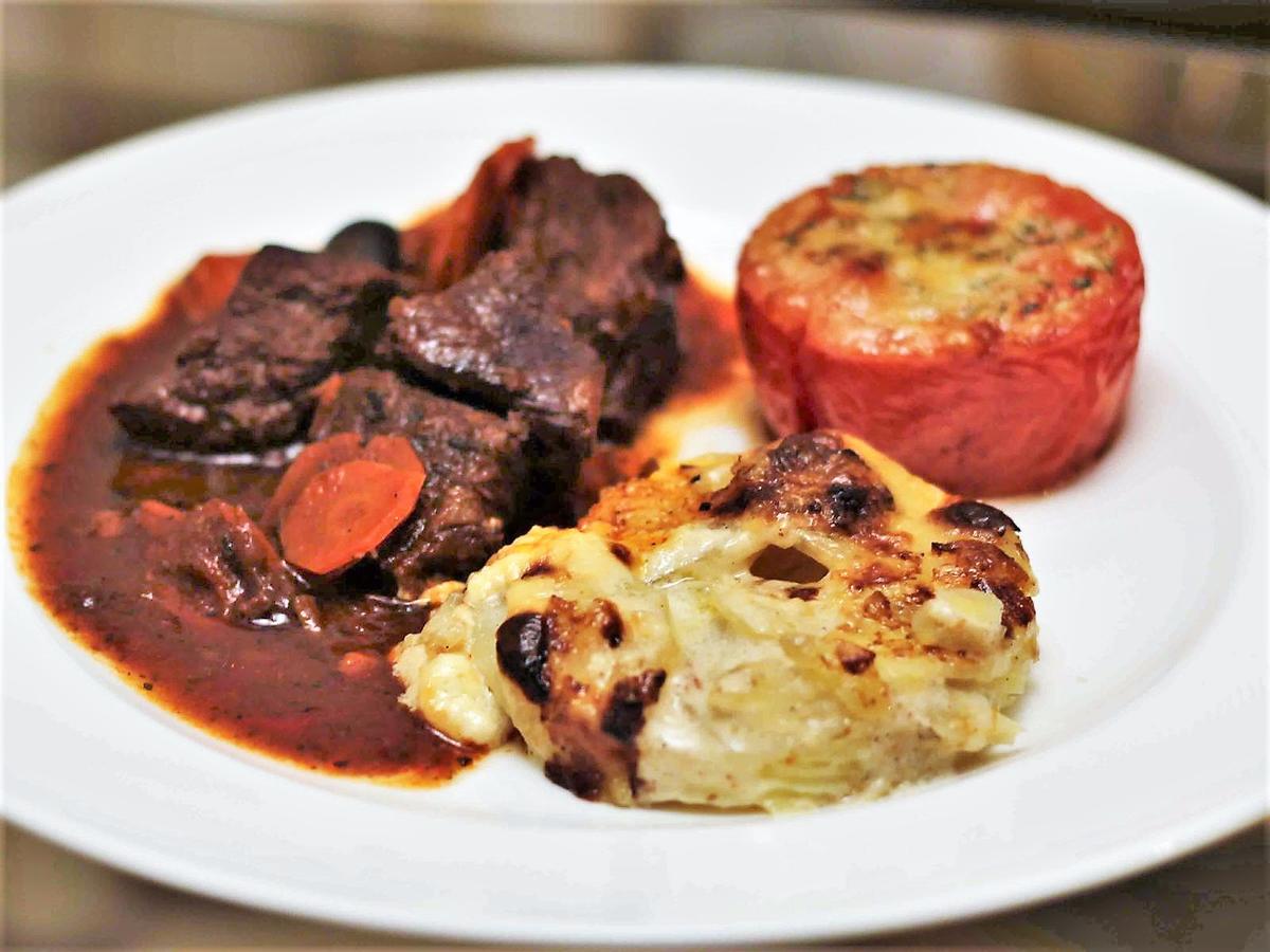 Boef du Bourguignon mit Kartoffelgratin und Tomaten à la Provencale ...