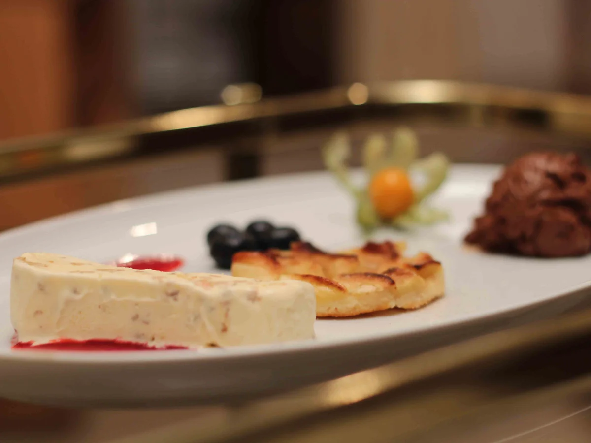 Rezept: Walnussparfait auf Himbeerspiegel – Tarte aux Pommes – Mousse au Chocolat Bild Nr. 2 Walnussparfait auf Himbeerspiegel – Tarte aux Pommes – Mousse au Chocolat - Rezept - Bild Nr. 2