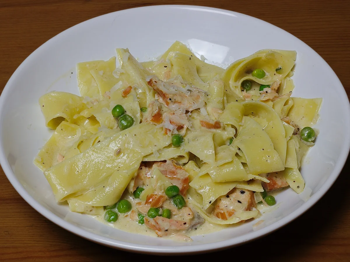 Pasta mit Parmesansoße, Stremellachs & Erbsen - Rezept - Bild Nr. 2