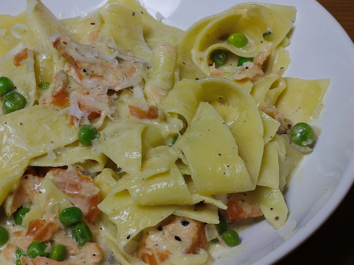 Pasta mit Parmesansoße, Stremellachs & Erbsen - Rezept - Bild Nr. 3