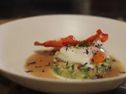 Pochierte Eier mit grünem Spargel, Pilzvelouté und Parmesancrostini - Rezept - Bild Nr. 2222