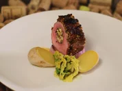 Gefülltes Schweinefilet mit Trockenfrüchten und Nusskruste dazu Rahmwirsing - Rezept - Bild Nr. 2