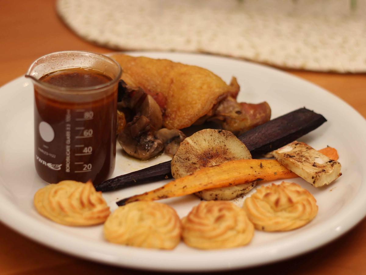 Coq au vin mit gegrilltem Wurzelgemüse und Herzoginnenkartoffeln - Rezept - Bild Nr. 2222