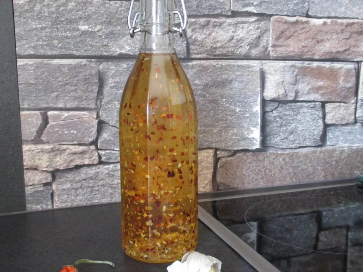 Rezept: Chili-Knoblauch-Öl Bild Nr. 2222 Chili-Knoblauch-Öl - Rezept - Bild Nr. 2222