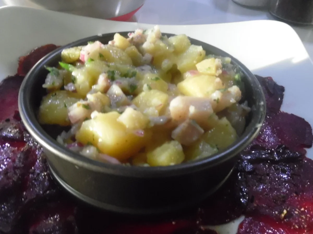 Matjes-Kartoffelsalat mit Spiegelei auf Rote Bete-Carpaccio - Rezept - Bild Nr. 2260