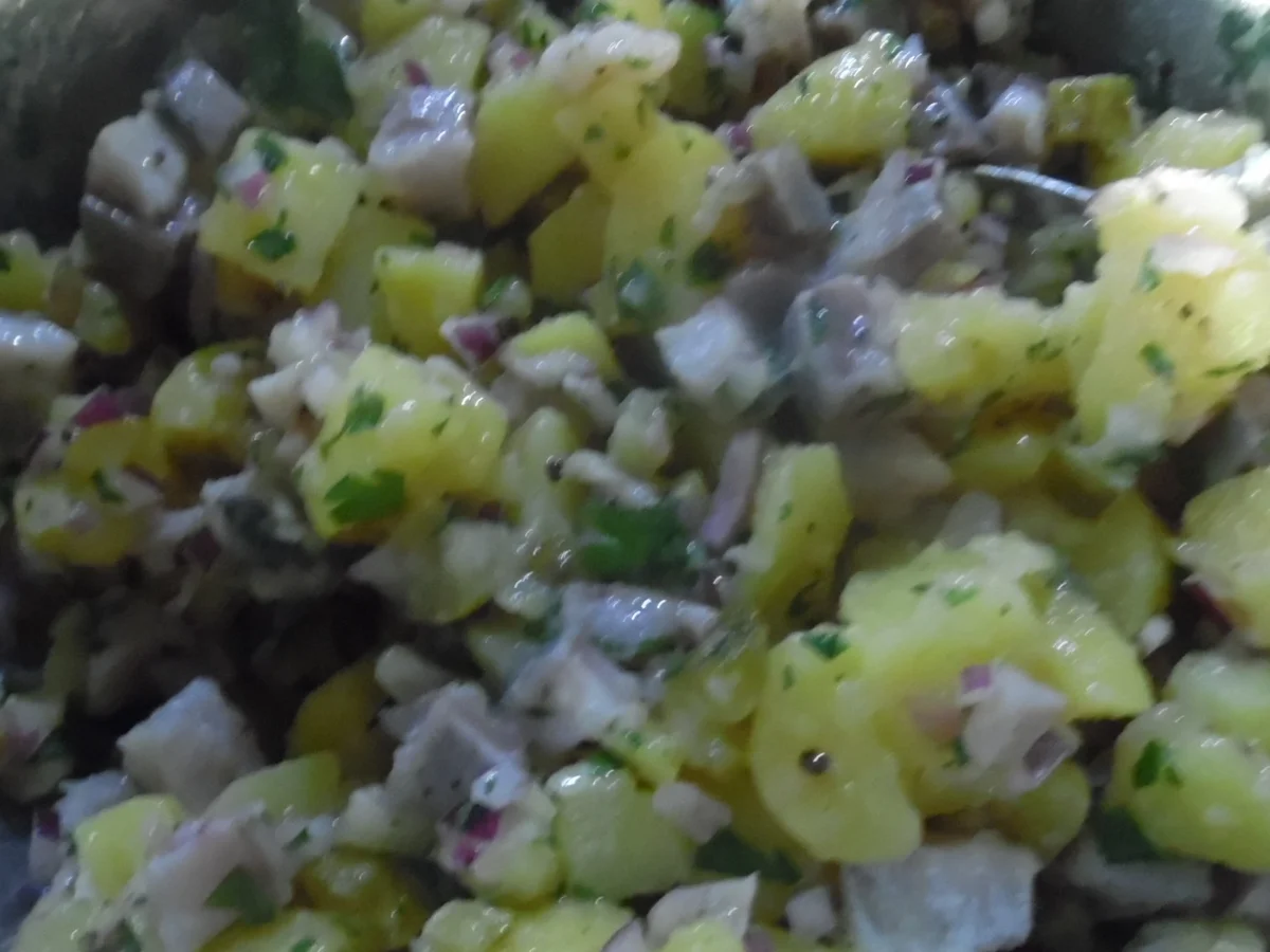 Matjes-Kartoffelsalat mit Spiegelei auf Rote Bete-Carpaccio - Rezept - Bild Nr. 2261