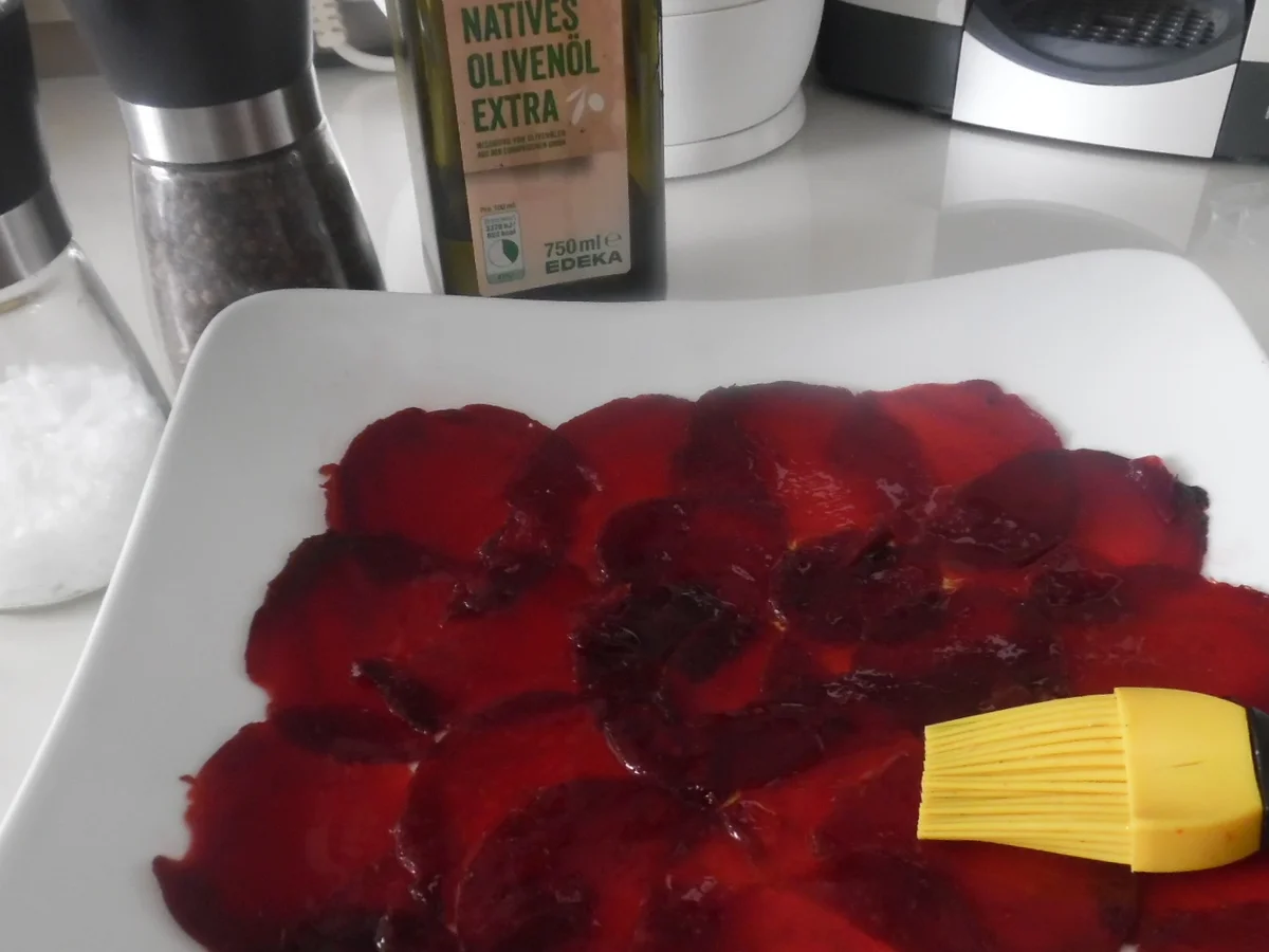 Matjes-Kartoffelsalat mit Spiegelei auf Rote Bete-Carpaccio - Rezept - Bild Nr. 2261