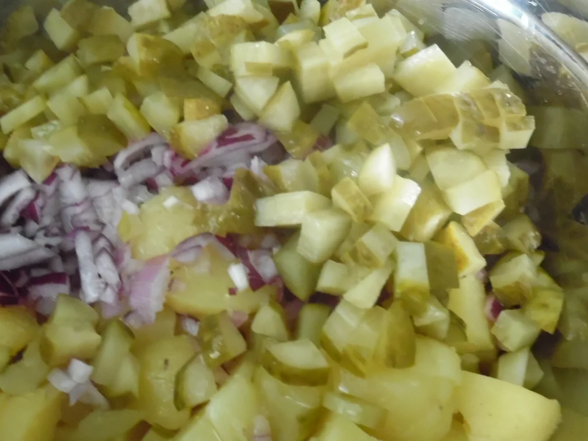 Matjes-Kartoffelsalat mit Spiegelei auf Rote Bete-Carpaccio - Rezept - Bild Nr. 2262