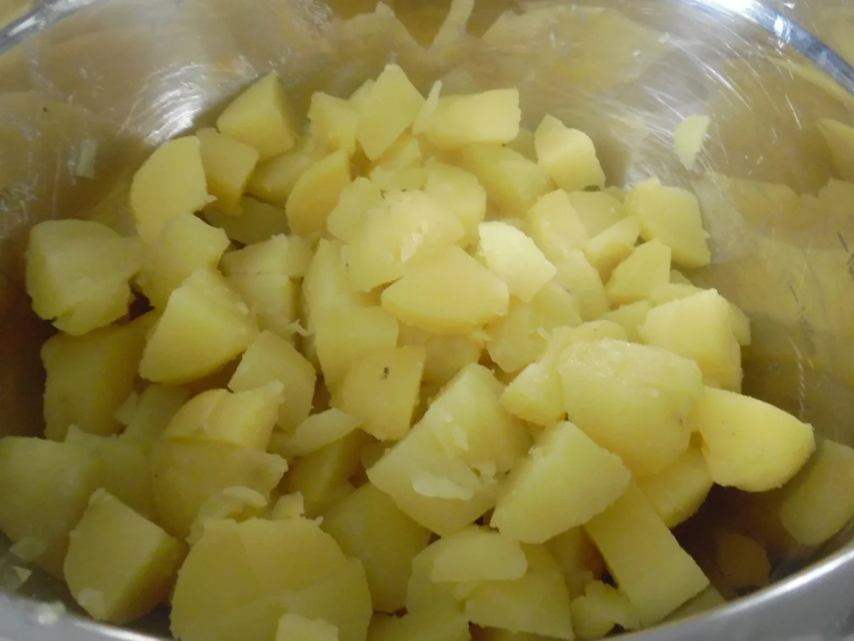 Matjes-Kartoffelsalat mit Spiegelei auf Rote Bete-Carpaccio - Rezept - Bild Nr. 2265