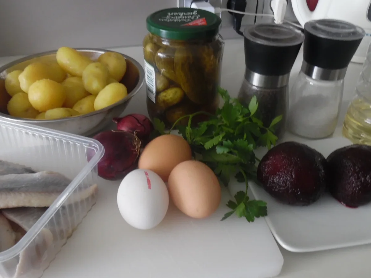 Matjes-Kartoffelsalat mit Spiegelei auf Rote Bete-Carpaccio - Rezept - Bild Nr. 2266