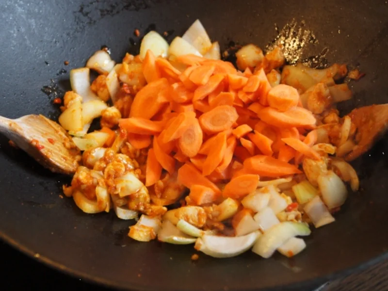 Curry-Möhren-Chinakohl-Suppe im Wok - Rezept - Bild Nr. 2299