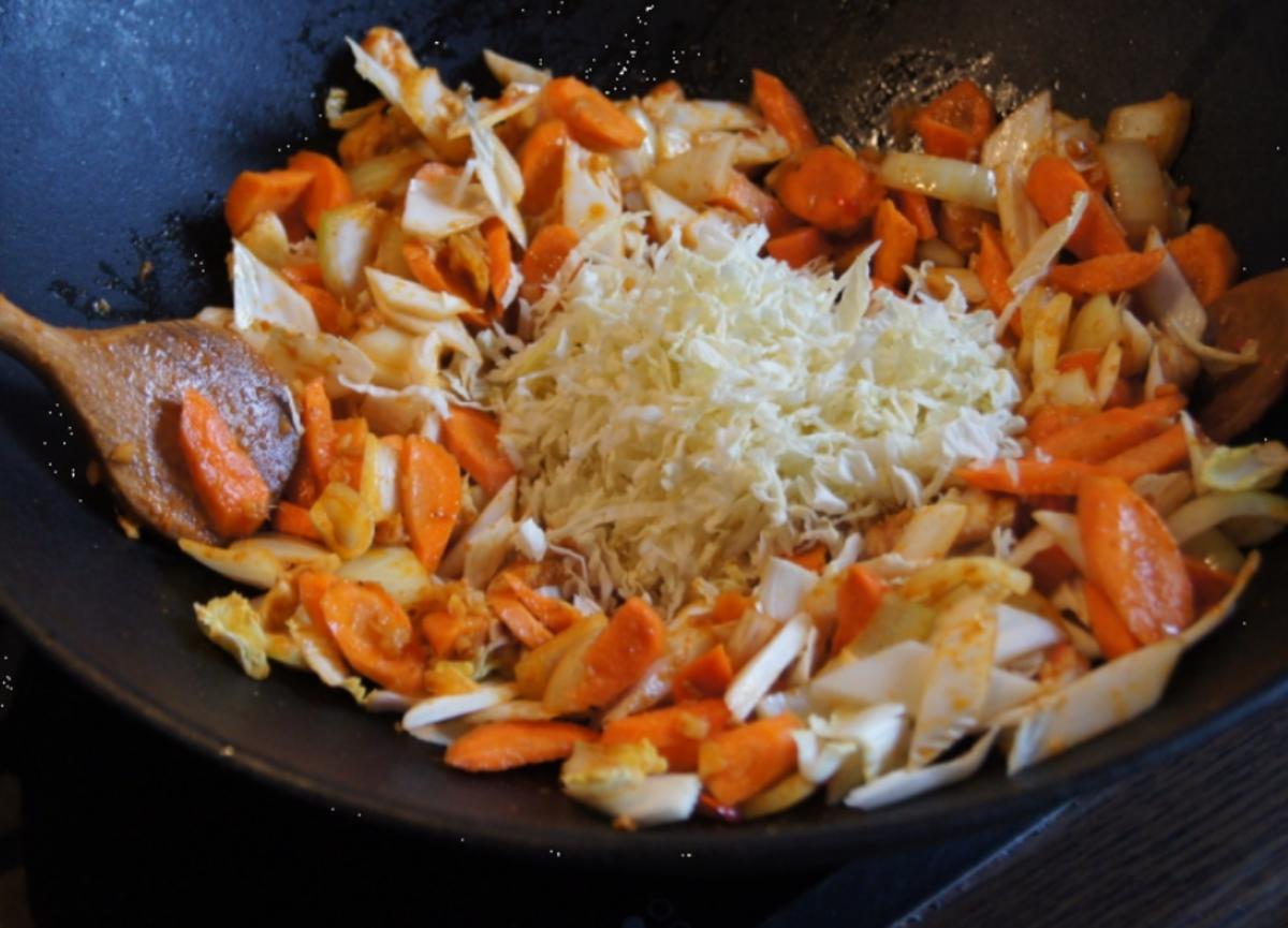 Curry-Möhren-Chinakohl-Suppe im Wok - Rezept - Bild Nr. 2300