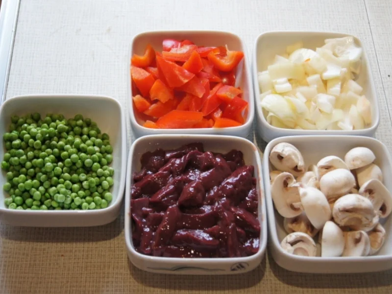 Kalbsleber im Wok mit Gemüse und Curryreis mit Erbsen - Rezept - Bild Nr. 2324