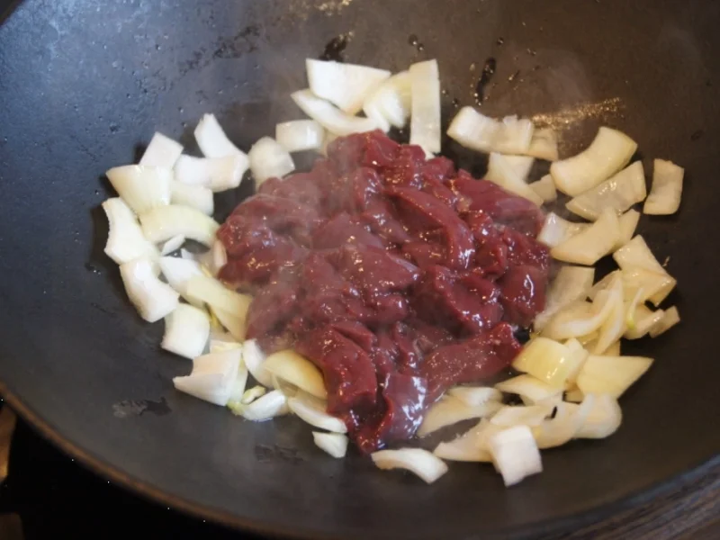 Kalbsleber im Wok mit Gemüse und Curryreis mit Erbsen - Rezept - Bild Nr. 2325